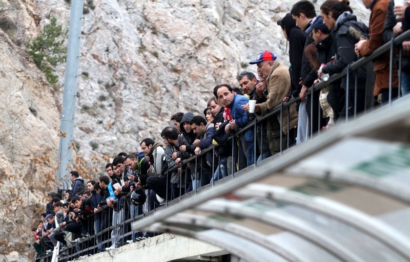 Καρεκλιά στην... πλάτη του ποδοσφαίρου! (videos+photos)