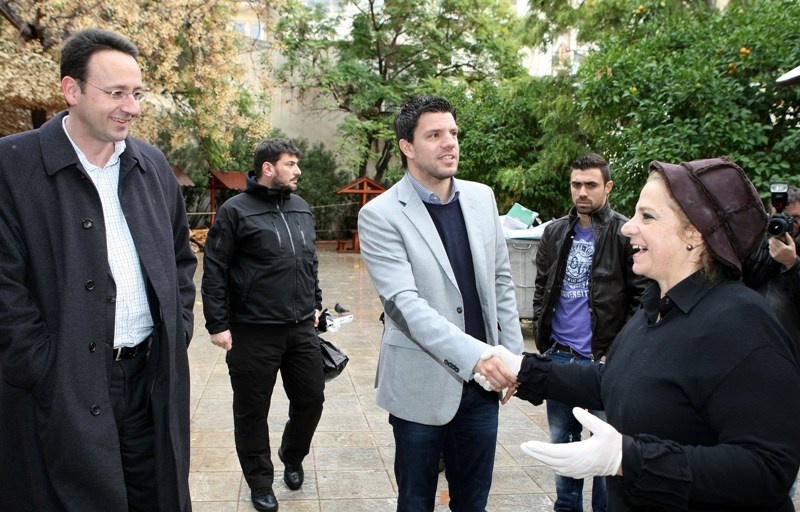 Δίπλα στους άστεγους η Εθνική και η Αρχιεπισκοπή (photos+videos)