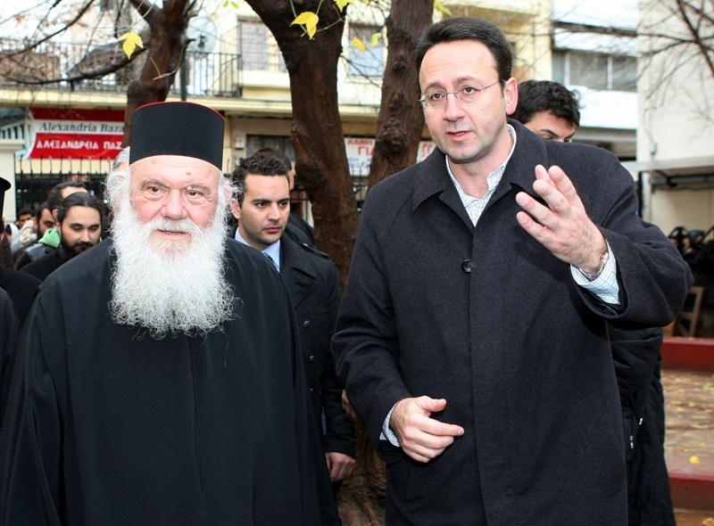 Δίπλα στους άστεγους η Εθνική και η Αρχιεπισκοπή (photos+videos)
