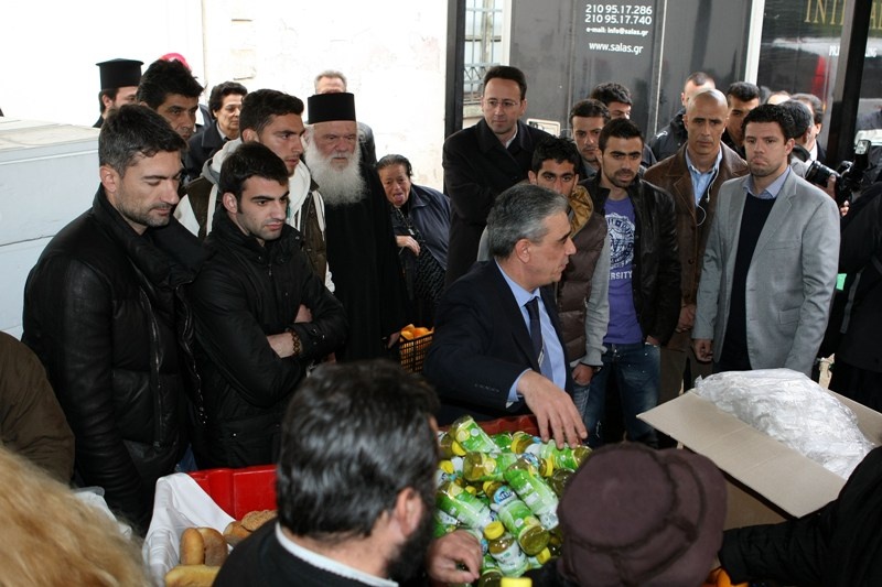 Δίπλα στους άστεγους η Εθνική και η Αρχιεπισκοπή (photos+videos)
