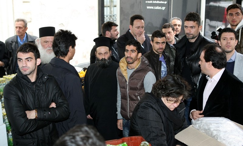 Δίπλα στους άστεγους η Εθνική και η Αρχιεπισκοπή (photos+videos)