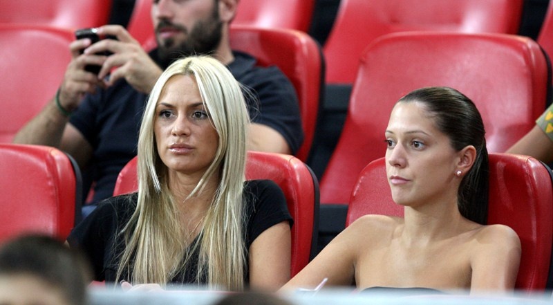 Η γυναικεία «ερυθρόλευκη» κερκίδα (photos)