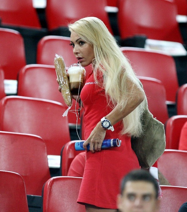 Η γυναικεία «ερυθρόλευκη» κερκίδα (photos)
