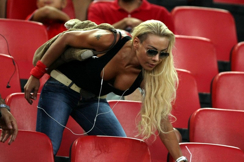 Η γυναικεία «ερυθρόλευκη» κερκίδα (photos)