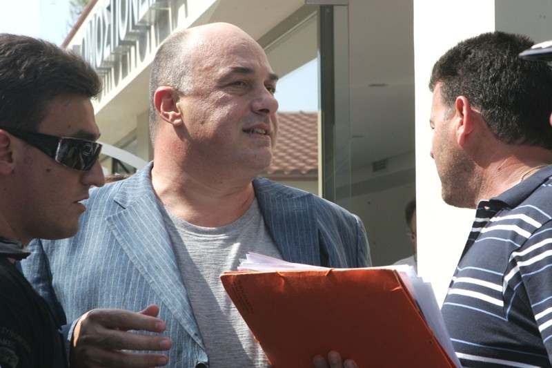 Μάρτιος 2011: Ο τίτλος βάφτηκε «κόκκινος»