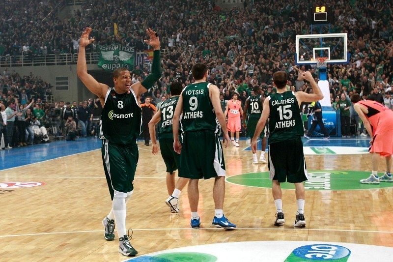 Μάρτιος 2011: Ο τίτλος βάφτηκε «κόκκινος»