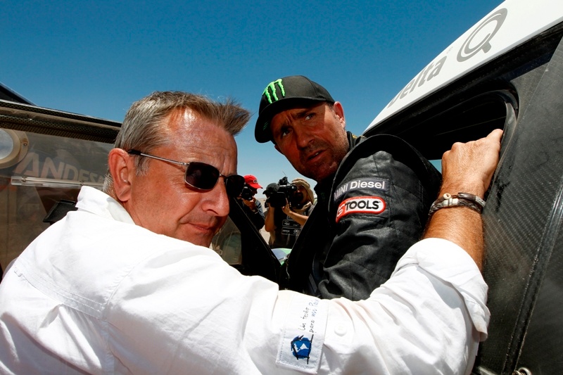 Ράλι Dakar 2012: Κρίθηκε η «μάχη» στα αυτοκίνητα, μαίνεται στα δίκυκλα