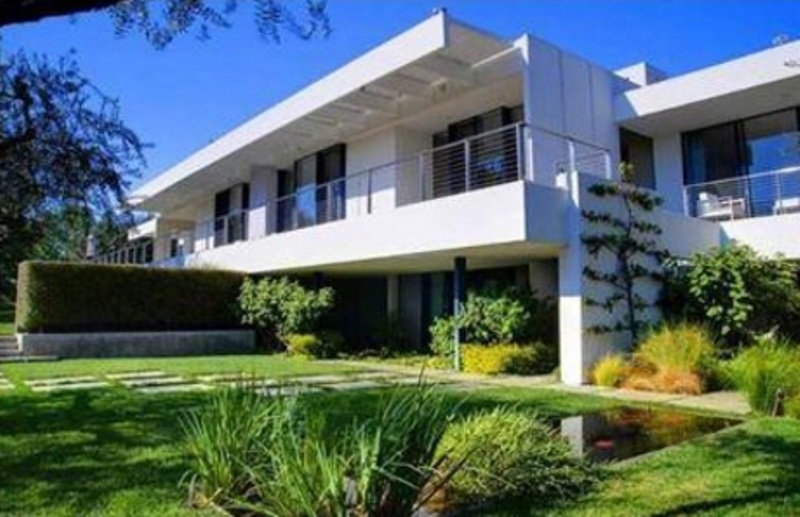 Αγoράζει παλατάκι η Τζένιφερ Άνιστον (photos)