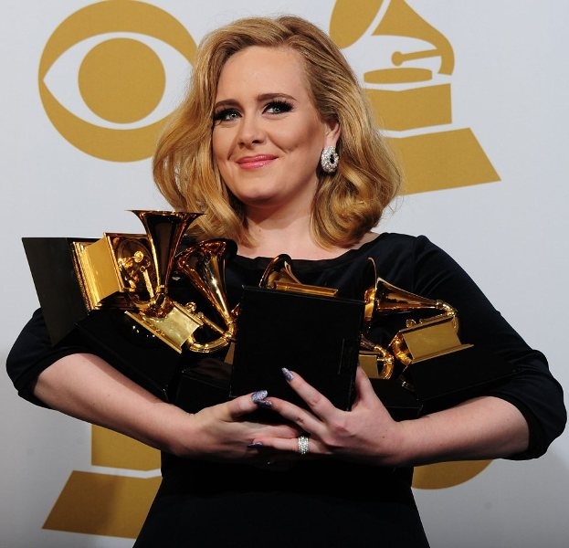 Ξέσπασε σε κλάματα η Αντέλ για τα έξι Grammy!