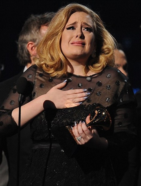 Ξέσπασε σε κλάματα η Αντέλ για τα έξι Grammy!