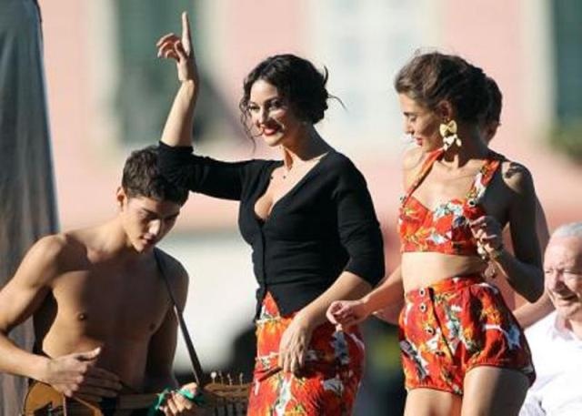 Η 47άρα Μόνικα Μπελούτσι ποζάρει για τους Dolce & Gabbana