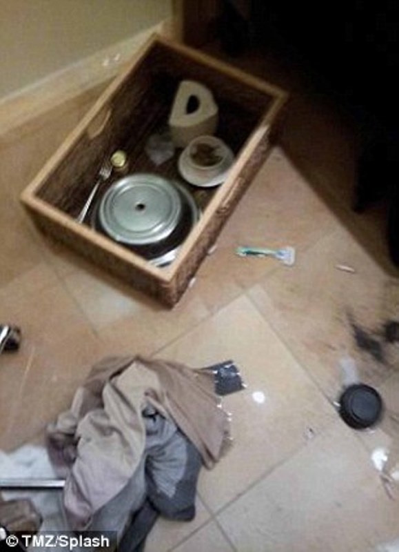 Η οικογένεια της Γουίτνεϊ τα ξήλωσε όλα από το δωμάτιο 434