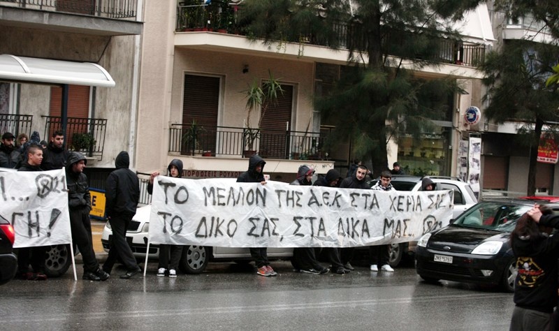 «Ντου» στα γραφεία του Κανελλόπουλου από οπαδούς της ΑΕΚ (photos)