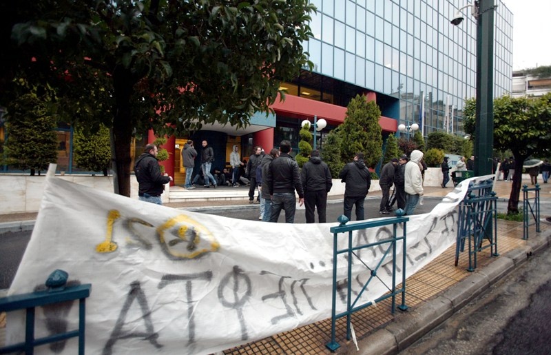 «Ντου» στα γραφεία του Κανελλόπουλου από οπαδούς της ΑΕΚ (photos)