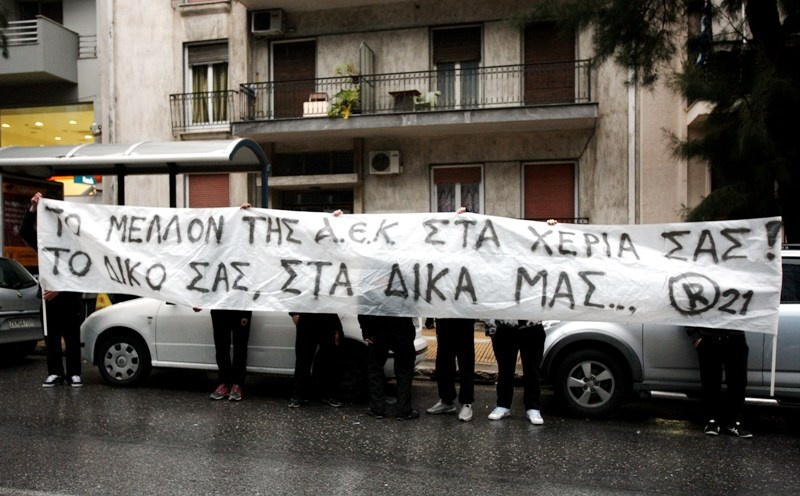 «Ντου» στα γραφεία του Κανελλόπουλου από οπαδούς της ΑΕΚ (photos)