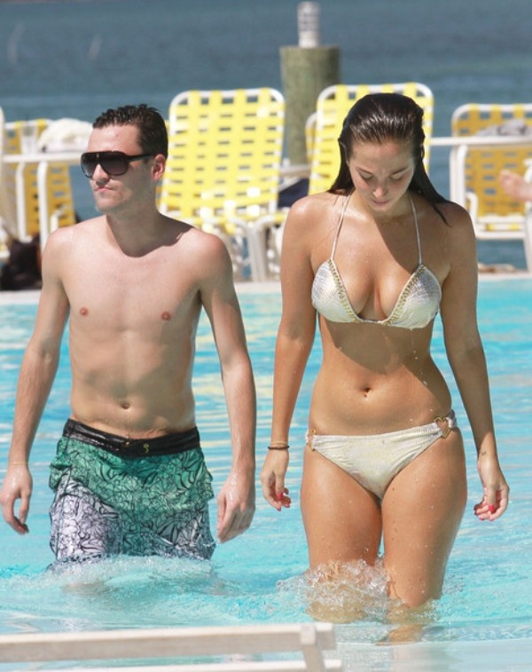 H Tulisa Contostavlos κολυμπάει στο Μαϊάμι και ανάβει φωτιές!