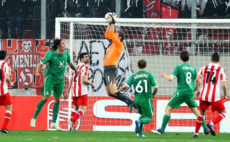 Με «βράχο» Κάρολ στους «16» του Europa League ο Ολυμπιακός (photos)