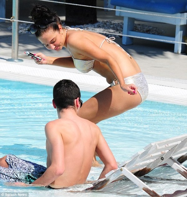 H Tulisa Contostavlos κολυμπάει στο Μαϊάμι και ανάβει φωτιές!