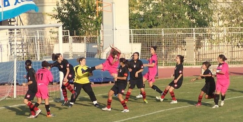 Τα κορίτσια του ποδοσφαίρου, δεν… πετάνε αετό!