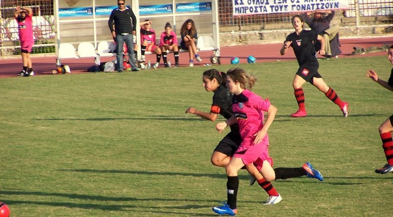 Τα κορίτσια του ποδοσφαίρου, δεν… πετάνε αετό!