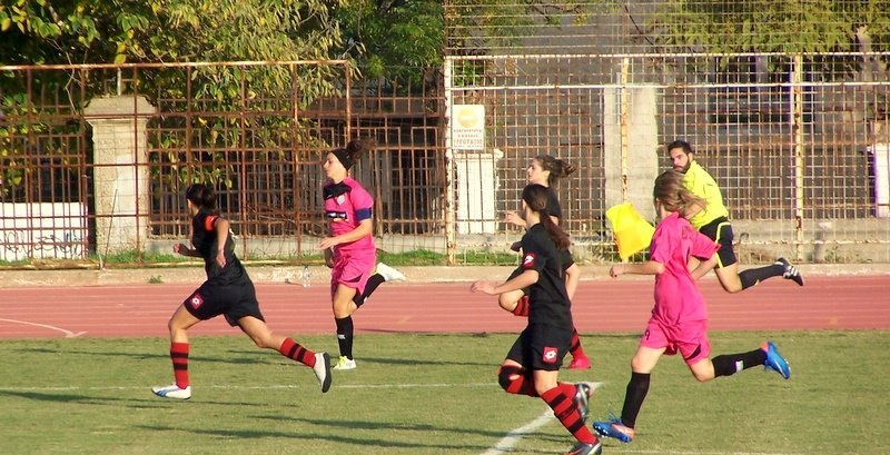 Τα κορίτσια του ποδοσφαίρου, δεν… πετάνε αετό!
