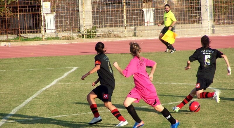 Τα κορίτσια του ποδοσφαίρου, δεν… πετάνε αετό!