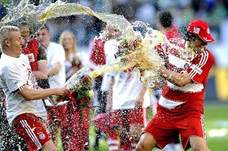 Η Μπάγερν Μονάχου σβήνει 112... κεράκια (photos+videos)