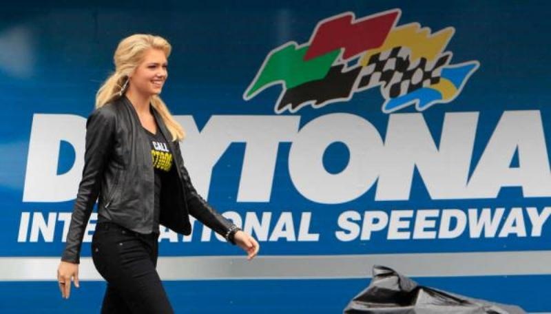 Πήγε η Κέιτ Άπτον στην εκκίνηση του Daytona 500 κι αναβλήθηκε ο αγώνας!