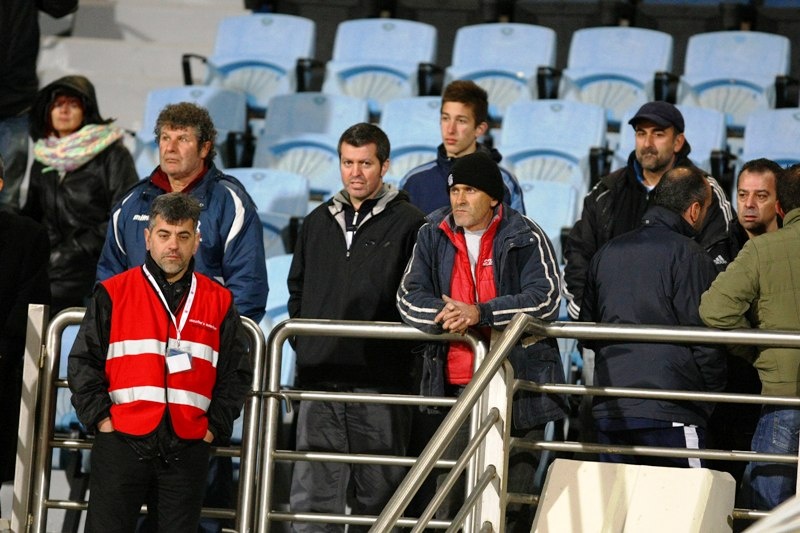 Προπόνηση υπό βροχή και… κόσμο η Εθνική