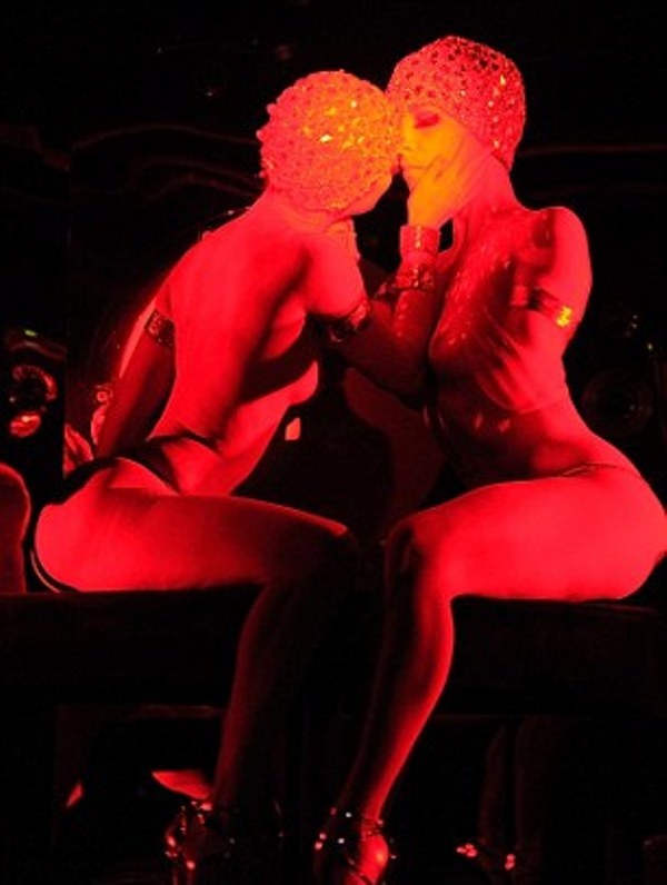 Οι κόκκινες σόλες του Louboutin χόρεψαν στο Crazy Horse