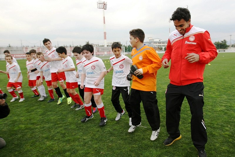 Ο Ντιόγκο και η... πιτσιρικαρία του Ελαιώνα (photos)