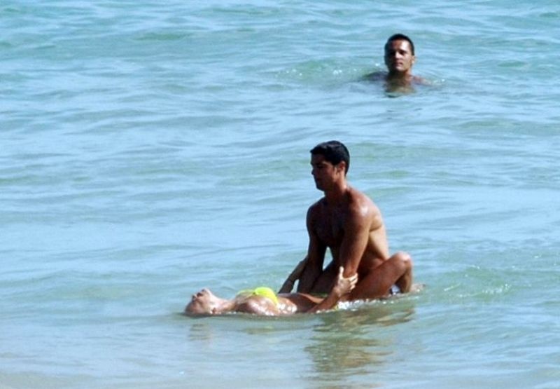Η Ιρίνα Σάικ πουλάει σαγιονάρες γυμνή! (photos+video)