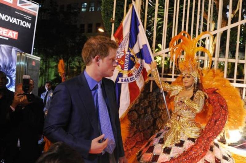 Ο πρίγκιπας Χάρι καρφώνει στο μπιτς βόλεϊ! (photos+video)