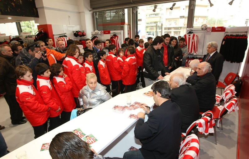 Γιόρτασαν τα γενέθλια του Ολυμπιακού στο RED STORE oι Βετεράνοι (photos)