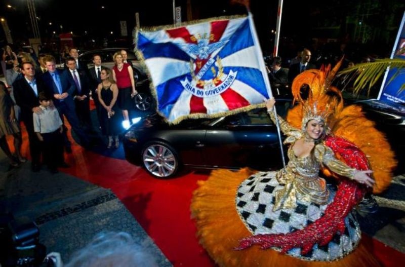 Ο πρίγκιπας Χάρι καρφώνει στο μπιτς βόλεϊ! (photos+video)