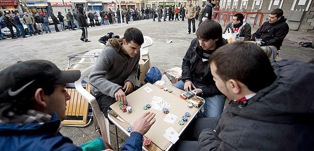 Κατασκήνωσαν έξω από το «Σαν Μαμές» για ένα εισιτήριο! (photos)