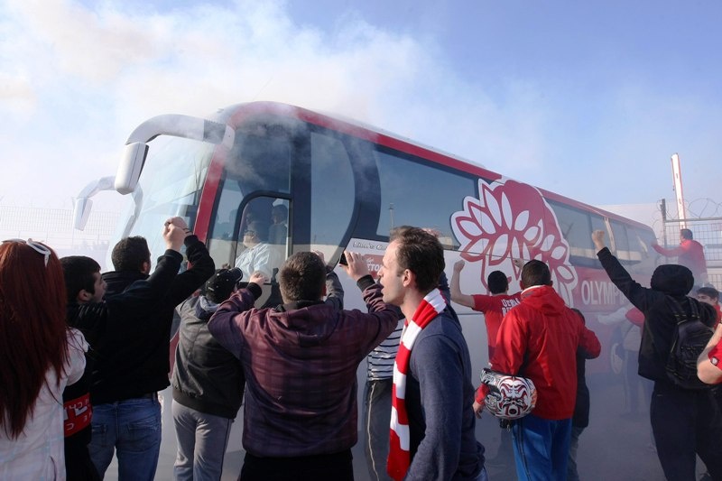 «Ντόπες» στου Ρέντη από 1.000 οπαδούς του Ολυμπιακού! (video+photos)