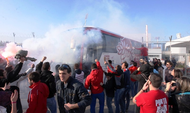 «Ντόπες» στου Ρέντη από 1.000 οπαδούς του Ολυμπιακού! (video+photos)