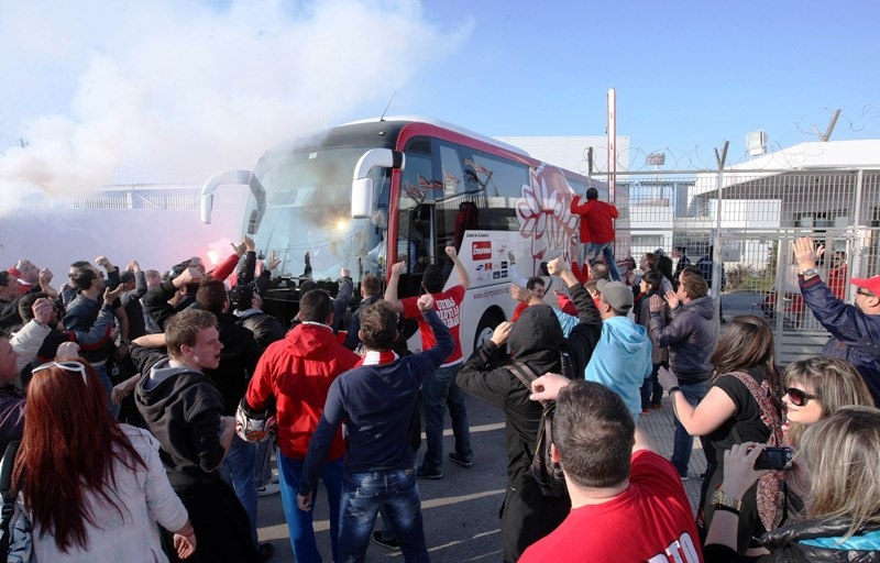 «Ντόπες» στου Ρέντη από 1.000 οπαδούς του Ολυμπιακού! (video+photos)