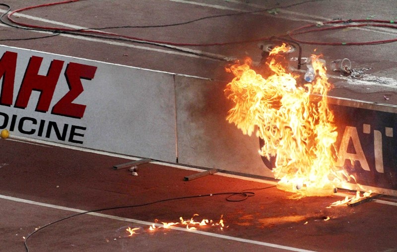 Φωτιές στις εξέδρες του Ολυμπιακού Σταδίου (photos)