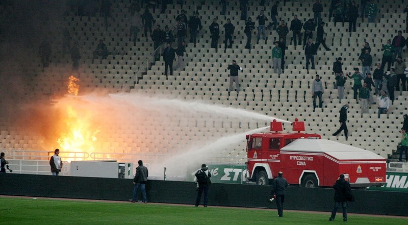 Φωτιές στις εξέδρες του Ολυμπιακού Σταδίου (photos)