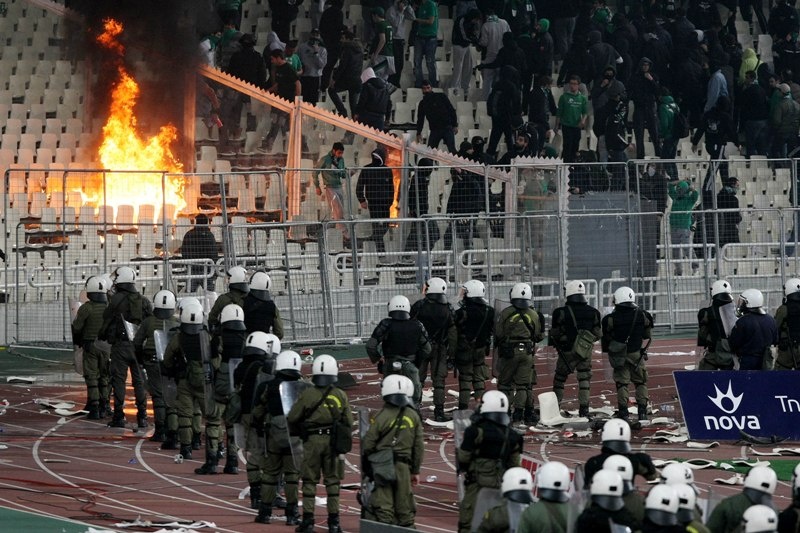 Φωτιές στις εξέδρες του Ολυμπιακού Σταδίου (photos)