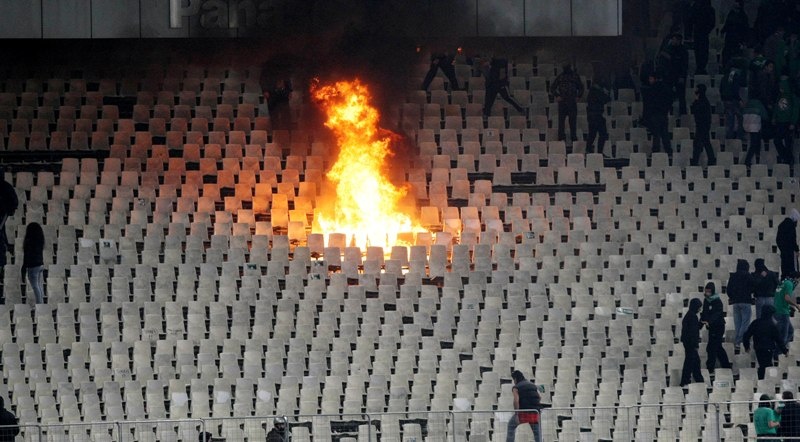 Φωτιές στις εξέδρες του Ολυμπιακού Σταδίου (photos)