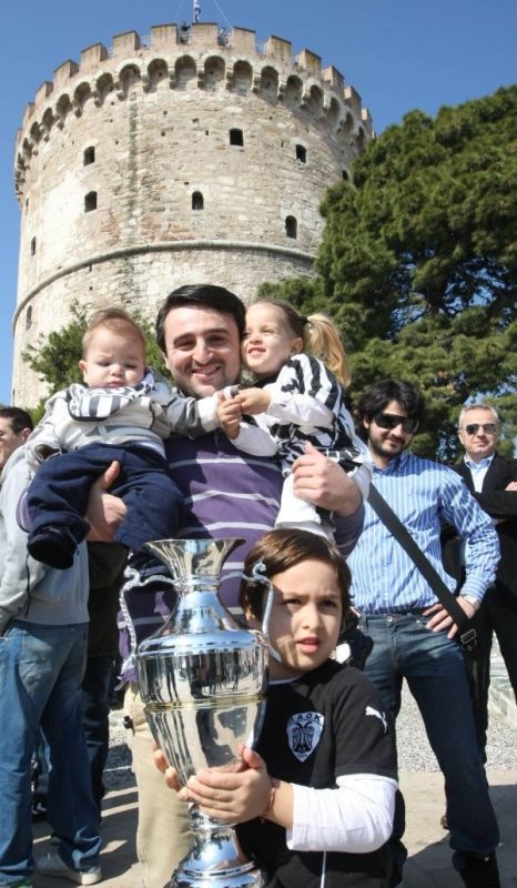Στον Λευκό τον Πύργο πήραν τα… φιλιά τους!