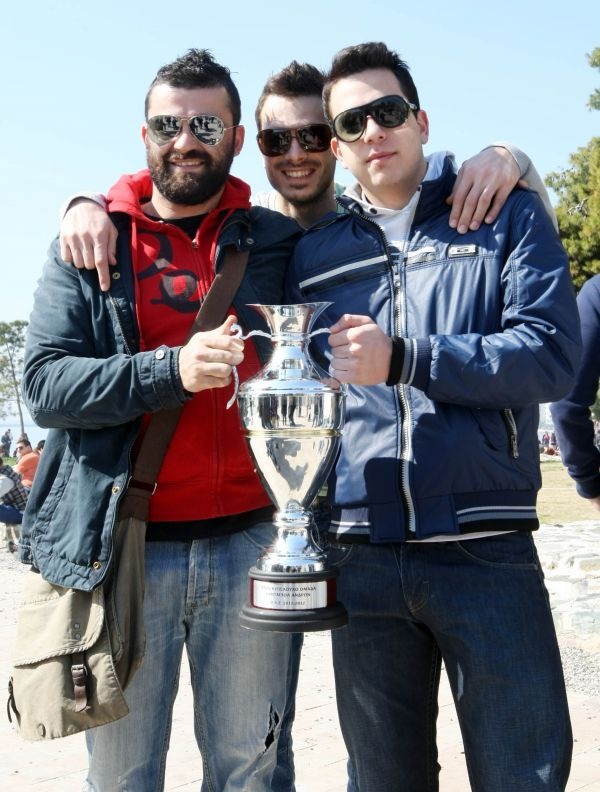 Στον Λευκό τον Πύργο πήραν τα… φιλιά τους!