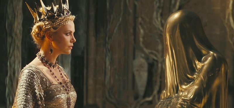 Η Σαρλίζ Θερόν ως γυμνόστηθη μητριά της Χιονάτης!