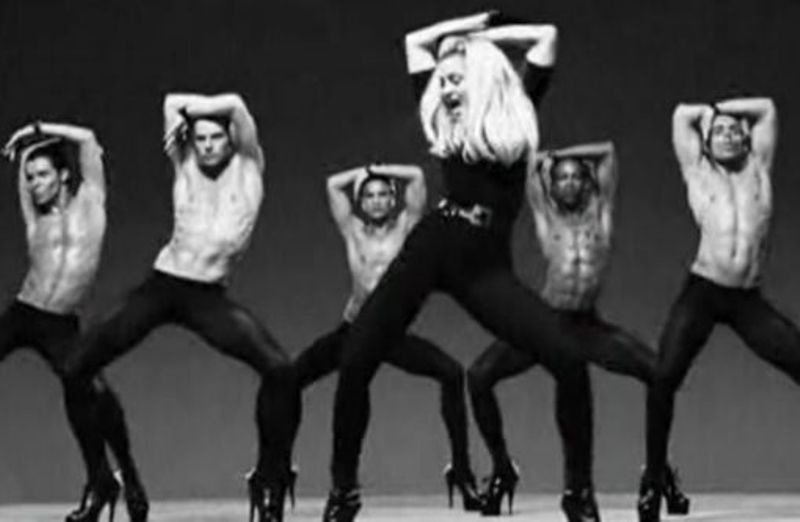 Η Μαντόνα σέξι όσο ποτέ στο βίντεο του Girl Gone Wild (photos+video)