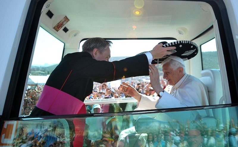 O Πάπας Βενέδικτος με σομπρέρο!
