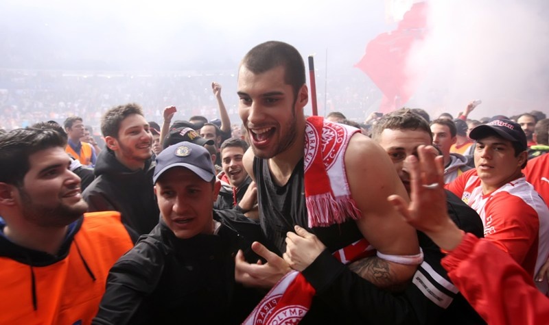 Αποθέωση για τον Ολυμπιακό!