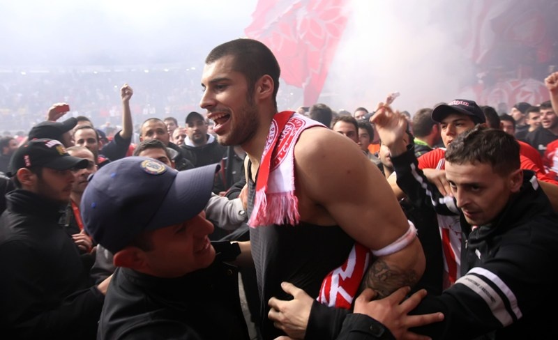 Αποθέωση για τον Ολυμπιακό!